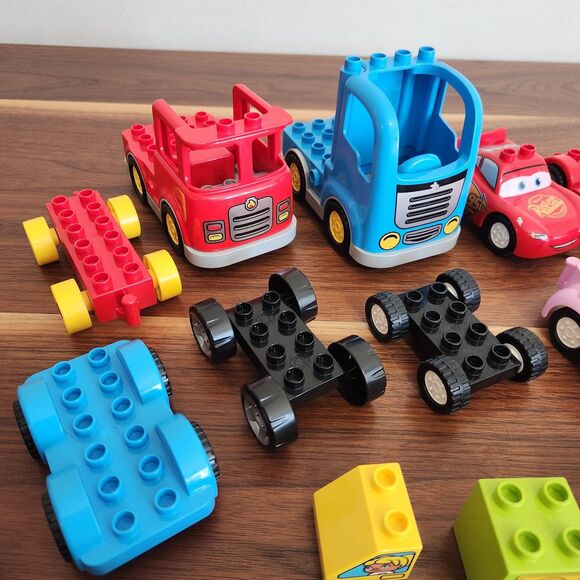 Lego Duplo Lot of 24 Pieces Construction Vehicles Garbage Cans Cars People - Picture 3 of 7